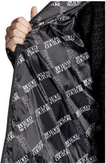 VERSACE JEANS COUTURE Schwarze Herrenjacke mit Kapuze. Zwei Taschen auf der Vorderseite mit Reißverschluss. Reißverschluss an der Vorderseite.