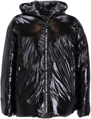 VERSACE JEANS COUTURE Schwarze Herrenjacke mit Kapuze. Zwei Taschen auf der Vorderseite mit Reißverschluss. Reißverschluss an der Vorderseite.